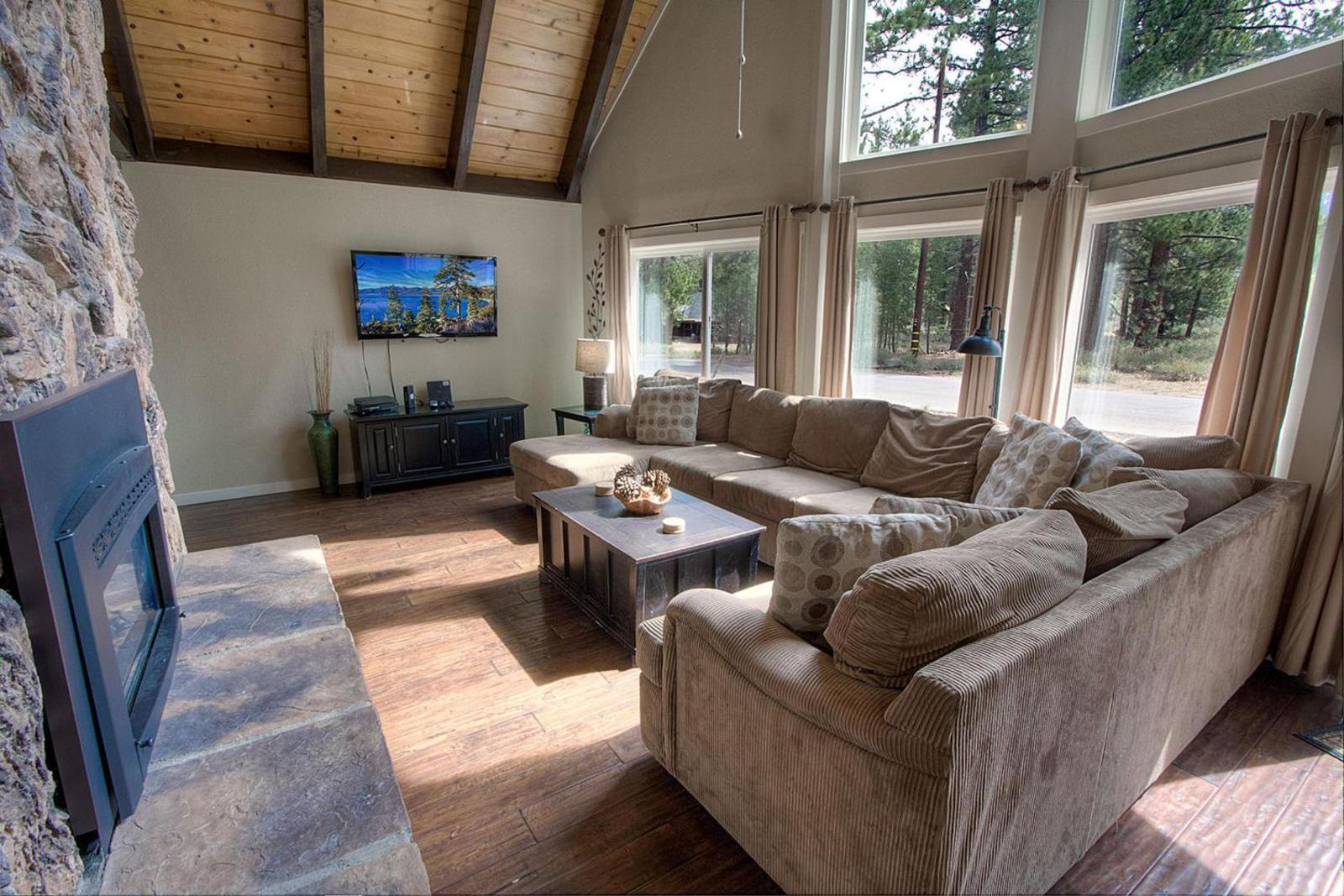 Snowshoe Chalet by Lake Tahoe Accommodations Main image 2